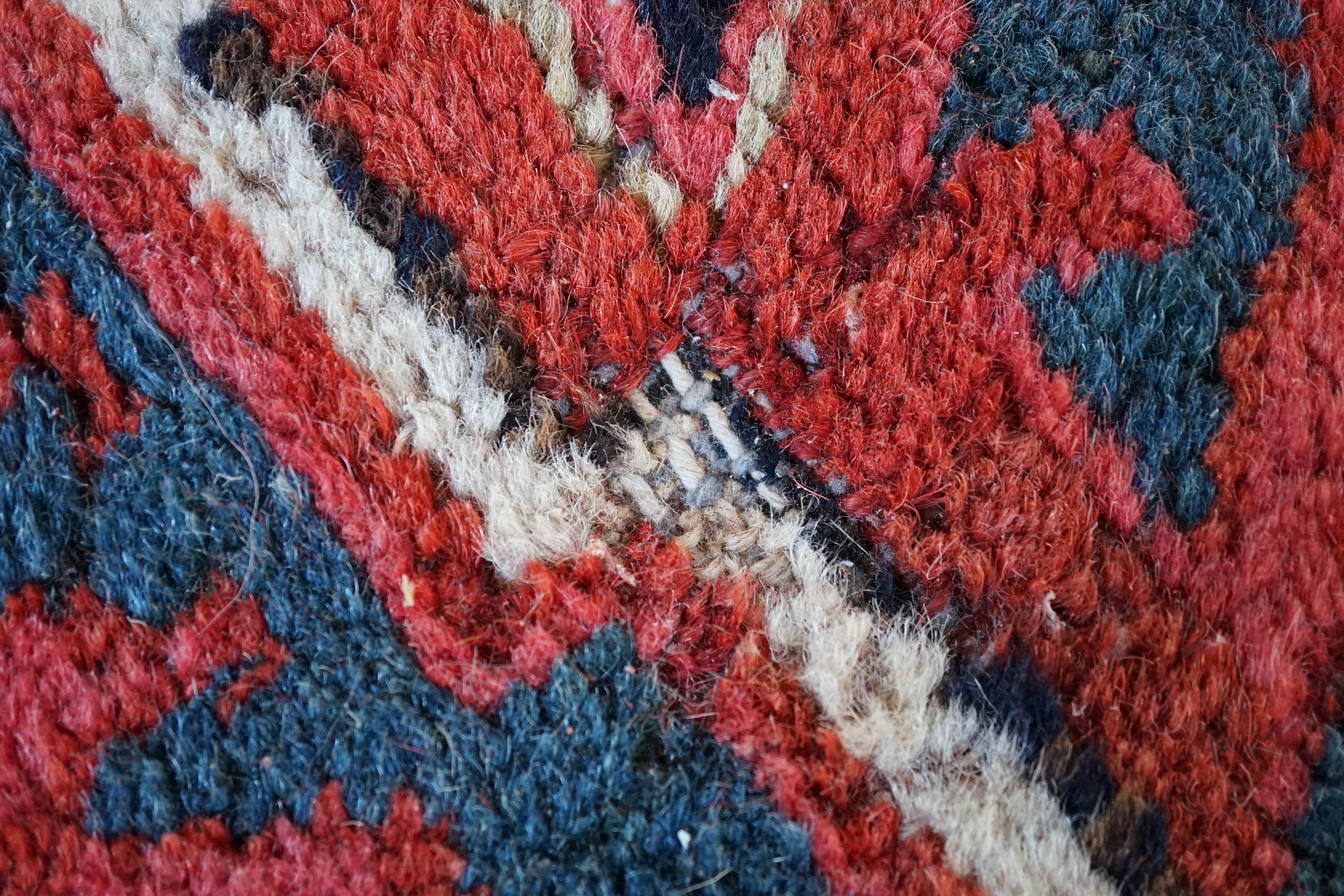 An antique Heriz carpet, 410 x 295cm
